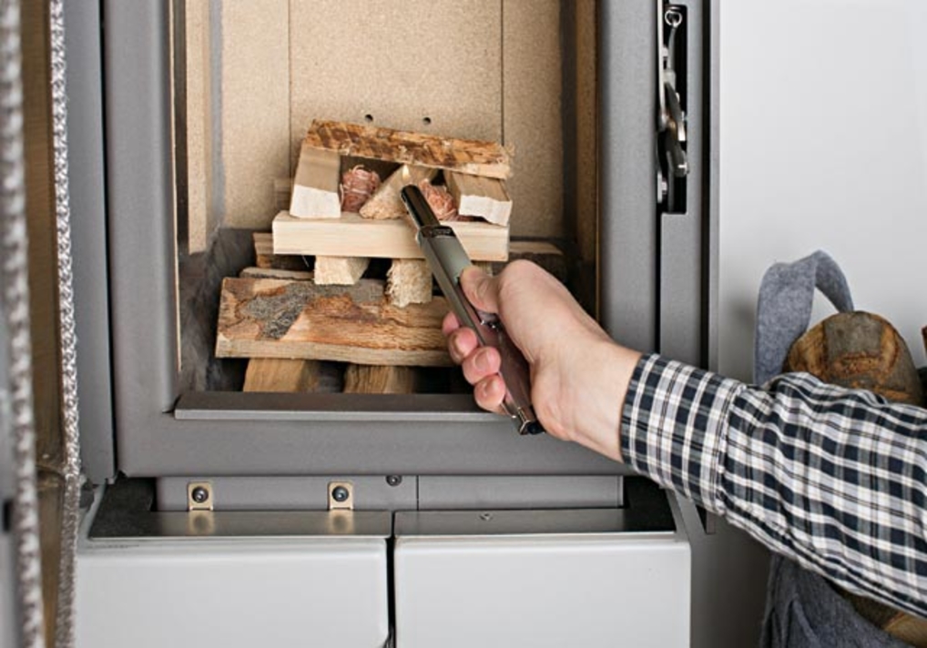 Holzscheite übereinander schichten.